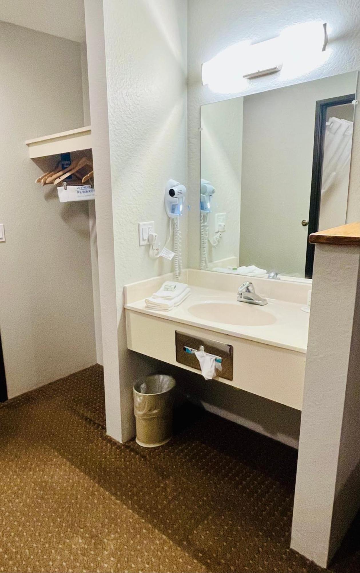 Days Inn By Wyndham Wall Bagian luar foto